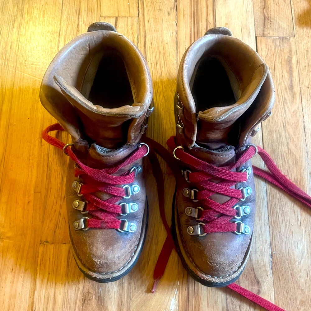 Vintage Danner hiking boots size 7 (fits like 7.5)